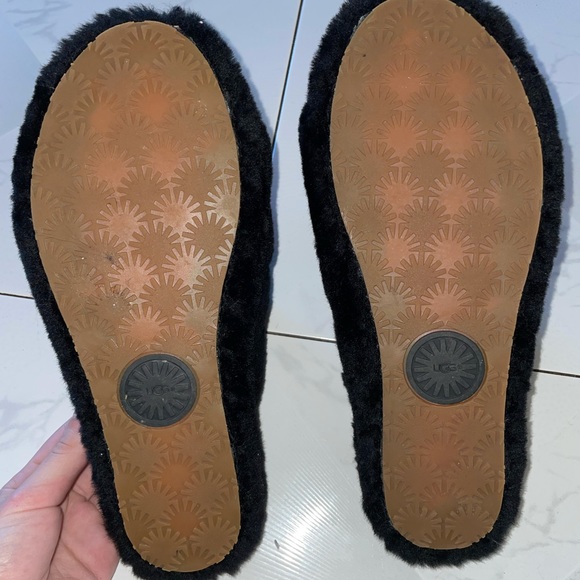 Women’s Ugg black slides - Picture 3 of 4